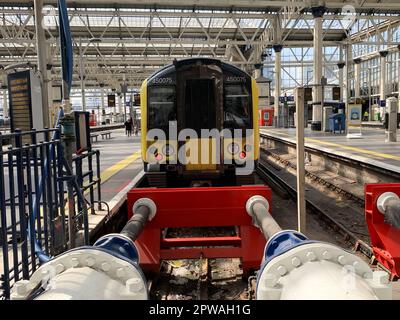 Waterloo, London, Großbritannien. 29. April 2023. Es war ein hektischer Tag an der Waterloo Station auf den South Western Railway Lines, da Tausende nach und von London für das Feiertagswochenende im Mai gereist sind. Weitere Streiks im Eisenbahnsektor wurden im Mai in einem anhaltenden Streit über Lohn- und Arbeitsbedingungen verärgert. Kredit: Maureen McLean/Alamy Live News Stockfoto