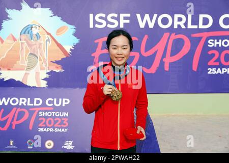 Kairo, Ägypten. 29. April 2023. Jiang Yiting posiert mit der Goldmedaille nach dem Skeet-Frauenmedaillenspiel beim Shotgun der ISSF-Weltmeisterschaft 2023 in Kairo, Ägypten, am 29. April 2023. Kredit: Ahmed Gomaa/Xinhua/Alamy Live News Stockfoto