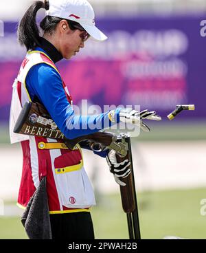 Kairo, Ägypten. 29. April 2023. Jiang Yiting aus China tritt am 29. April 2023 bei der Shotgun-Weltmeisterschaft der ISSF 2023 in Kairo, Ägypten, beim Skeet Women-Medaillenspiel an. Kredit: Ahmed Gomaa/Xinhua/Alamy Live News Stockfoto