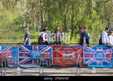 London, Großbritannien. 29. April 2023 Der königliche Superfan John Loughrey, 68, aus Streatham, wird in Erwartung der Krönung von König Karl III. Am 6. Mai für die nächste Woche in der Mall zelten. Kredit: Waldemar Sikora/Alamy Live News Stockfoto