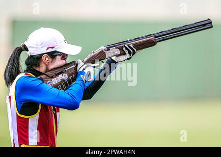 Kairo, Ägypten. 29. April 2023. Jiang Yiting aus China tritt am 29. April 2023 bei der Shotgun-Weltmeisterschaft der ISSF 2023 in Kairo, Ägypten, beim Skeet Women-Medaillenspiel an. Kredit: Ahmed Gomaa/Xinhua/Alamy Live News Stockfoto