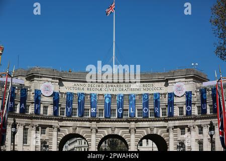 London, Großbritannien. 29. April 2023 Die Worte Happy & Glorious werden auf Admiralty Arch gesetzt. Vor der Krönung von König Karl III., die am 6. Mai stattfindet, schmückt die Mall die Union Jacks und Flaggen der Commonwealth-Länder. Kredit: Waldemar Sikora/Alamy Live News Stockfoto