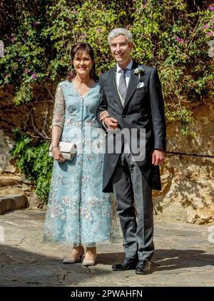 Herr Nicolas Bagory und seine Mutter treffen am 29. April 2023 in der Kirche Saint-Trophyme in Bormes-les-Mimosas ein, um an der Hochzeit von Prinzessin Alexandra von Luxemburg und Herrn Nicolas Bagory teilzunehmen Foto: Albert Nieboer/Niederlande OUT/Point de Vue OUT Credit: dpa Picture Alliance/Alamy Live News Stockfoto