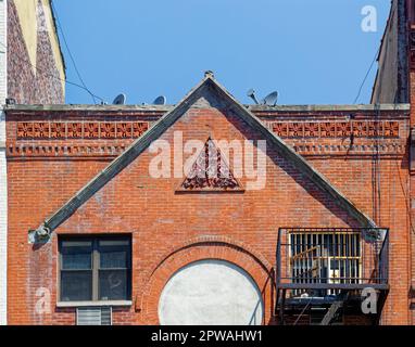 Einst eine orthodoxe jüdische Synagoge, aus rotem Backstein 209 Madison Street wurde in Apartments umgewandelt. Das markante Rosenfenster war mit Beton verschlossen. Stockfoto