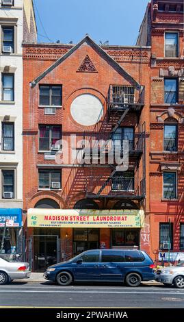 Einst eine orthodoxe jüdische Synagoge, aus rotem Backstein 209 Madison Street wurde in Apartments umgewandelt. Das markante Rosenfenster war mit Beton verschlossen. Stockfoto