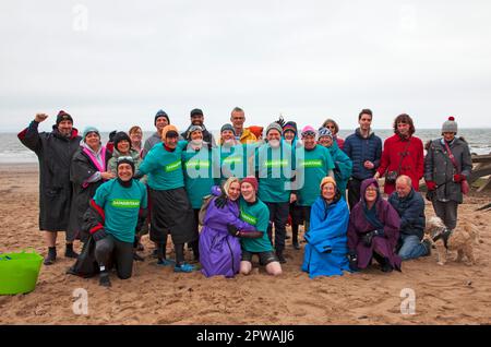 Jenny und John Findlay aus Morningside haben gerade eine Herausforderung in Portobello mit 17 Freunden absolviert, um sich über Selbstmordprävention zu informieren. Zum Gedenken an ihren Sohn Michael, der sich 2021 das Leben nahm.bis heute haben 292 sie es geschafft, £9.000 für Samaritans Selbstmordverhütungsinitiative zu sammeln, indem sie die Distanz zwischen Norwegen und den Shetland-Inseln schwimmen. Dieses letzte Schwimmen schließt die Reise um 385km Uhr ab. Sie wählten die Entfernung als ihren letzten geplanten Familienurlaub im Jahr 2019, der auf einem Großsegler von Norwegen nach Shetland fahren sollte, nicht geschehen, da Michael zu krank war. Archwhite Stockfoto