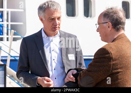 Kiel, Deutschland, 29. April 2023. Bundeswirtschaftsminister Robert Habeck besucht Kiel. Gemeinsam mit Oberbürgermeister Ulf Kämper besichtigt er das Stockfoto