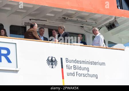 Kiel, Deutschland, 29. April 2023. Bundeswirtschaftsminister Robert Habeck besucht Kiel. Hier im Gespräch mit Wissenschaftlern an Bord des Forschungss Stockfoto