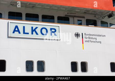 Kiel, Deutschland, 29. April 2023. Symbolbild des Forschungsschiffes Alkor von GEOMAR. Aufschrift Bundesministerium für Bildung und Forschung Stockfoto