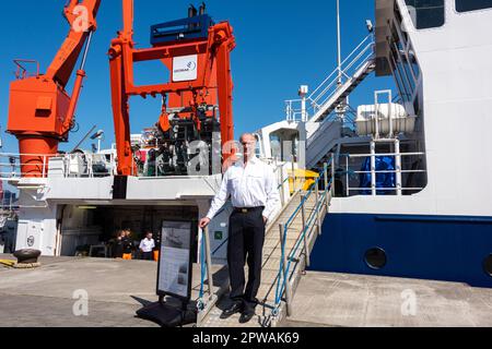 Kiel, Deutschland, 29. April 2023. Porträt von Alkor Kapitän Jan Lass an der Gangway des Forschungsschiffes von GEOMAR Stockfoto