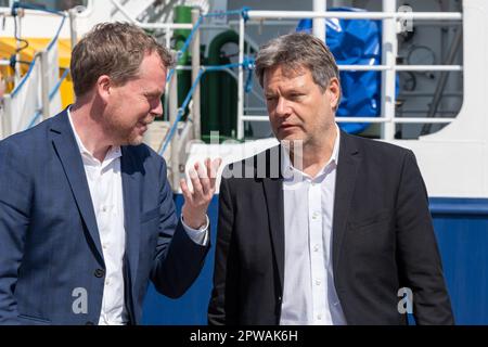 Kiel, Deutschland, 29. April 2023. Bundeswirtschaftsminister Robert Habeck besucht Kiel hier im Gespräch mit Kiels Oberbürgermeister Ulf Kämpfer Stockfoto