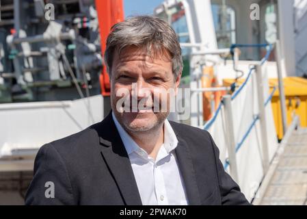 Kiel, Deutschland, 29. April 2023. Porträtfoto eines freundlich lächelnden Wirtschaftsminister Robert Habeck an der Gangway des Forschungsschiffes Alk Stockfoto