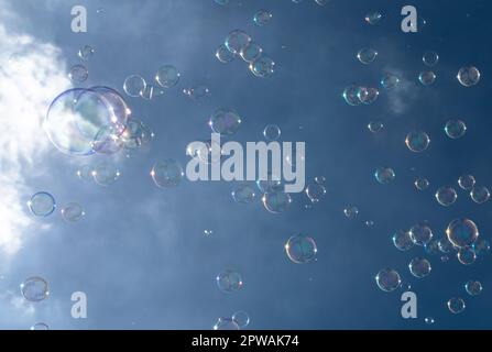 Zahlreiche Bunte Seifenblasen Schweben In Der Luft Vor Dem Blue Sky Stockfoto