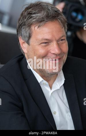 Kiel, Deutschland, 29. April 2023. Porträt von Bundeswirtschaftsminister Robert Habeck in Kiel bei GEOMAR und dem Gaskraftwerk Ost Stockfoto