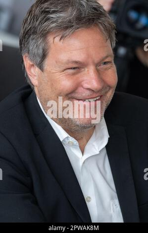 Kiel, Deutschland, 29. April 2023. Porträt von Bundeswirtschaftsminister Robert Habeck in Kiel bei GEOMAR und dem Gaskraftwerk Ost Stockfoto