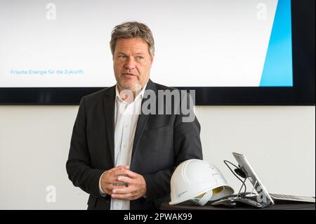 Kiel, Deutschland, 29. April 2023. Porträt von Bundeswirtschaftsminister Robert Habeck in Kiel bei GEOMAR und dem Gaskraftwerk Ost Stockfoto