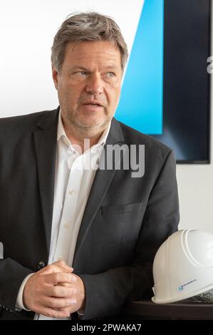 Kiel, Deutschland, 29. April 2023. Porträt von Bundeswirtschaftsminister Robert Habeck in Kiel bei GEOMAR und dem Gaskraftwerk Ost Stockfoto