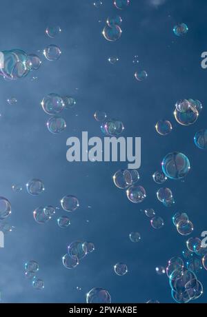 Zahlreiche Bunte Seifenblasen Schweben In Der Luft Vor Dem Blue Sky Stockfoto