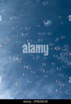 Zahlreiche Bunte Seifenblasen Schweben In Der Luft Vor Dem Blue Sky Stockfoto