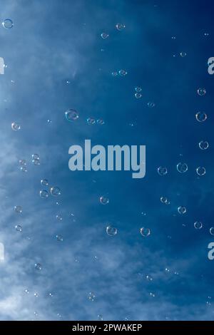 Zahlreiche Bunte Seifenblasen Schweben In Der Luft Vor Dem Blue Sky Stockfoto