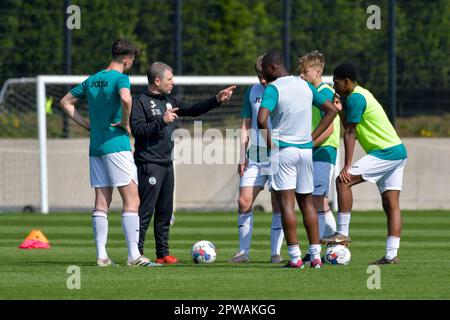 Swansea, Wales. 29. April 2023 Darren Davies Head Coach von Swansea City under 18 spricht mit seinen Spielern während des Warm-up vor dem Spiel der Professional Development League zwischen Swansea City under 18 und Wigan Athletic under 18 in der Swansea City Academy in Swansea, Wales, Großbritannien am 29. April 2023. Kredit: Duncan Thomas/Majestic Media/Alamy Live News. Stockfoto