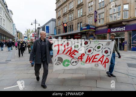 Newcastle upon Tyne, Großbritannien. 29. April 2023 Mai-Tag märz und Kundgebung im Stadtzentrum, mit Gewerkschaften und anderen Organisationen der politischen Linken, die den Internationalen Tag der Arbeiter feiern und sich für bessere Bezahlung und Bedingungen für die Arbeitnehmer einsetzen. Kredit: Hazel Plater/Alamy Live News Stockfoto