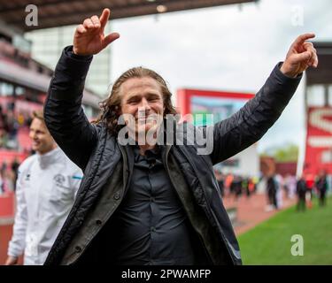 29. April 2023; bet365 Stadium, Stoke, Staffordshire, England; EFL Championship Football, Stoke City gegen Queens Park Rangers; Queens Park Rangers Manager Gareth Ainsworth feiert den Sieg von 1-0 Stockfoto