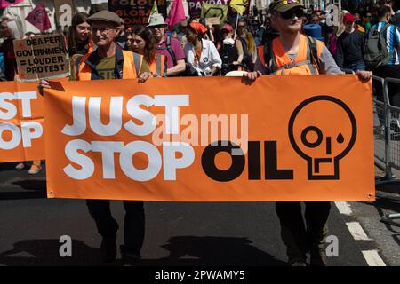 London, Großbritannien. 29. April 2023. Just Stop Oil (JSO)-Aktivisten haben heute in Westminster, London, einen Protest abgehalten und gefordert, dass zwei JSO-Aktivisten Marcus Decker und Morgan Trowland aus dem Gefängnis befreit werden. Sie wurden vor kurzem am Basildon Crown Court für schuldig befunden, dass sie eine öffentliche Belästigung verursacht haben, als sie im Oktober 2022 die Dartford Crossing Brücke für 36 Stunden erklommen haben. Sie verbüßen jetzt Gefängnisstrafen von 3 Jahren und 2 Jahren und 7 Monaten, um zu verhindern, dass andere solche Klimaschutzmaßnahmen nachahmen. Die Polizei in England und Wales soll neue Befugnisse erhalten, um gegen "zerstörerische" langsame Wanderungen von Demonstranten vorzugehen Stockfoto