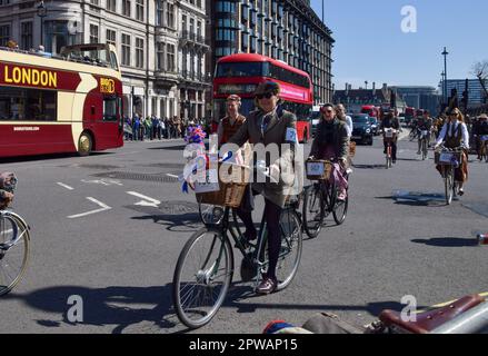 London, Großbritannien. 29. April 2023 Teilnehmer am Tweed Run, einer Gruppe von Radfahrern in traditioneller britischer Kleidung, insbesondere Tweed, fahren durch den Parliament Square. Kredit: Vuk Valcic/Alamy Live News Stockfoto