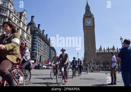 London, Großbritannien. 29. April 2023 Teilnehmer am Tweed Run, einer Gruppe von Radfahrern in traditioneller britischer Kleidung, insbesondere Tweed, fahren durch den Parliament Square. Kredit: Vuk Valcic/Alamy Live News Stockfoto
