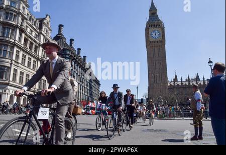 London, Großbritannien. 29. April 2023 Teilnehmer am Tweed Run, einer Gruppe von Radfahrern in traditioneller britischer Kleidung, insbesondere Tweed, fahren durch den Parliament Square. Kredit: Vuk Valcic/Alamy Live News Stockfoto