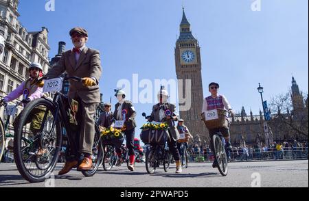 London, Großbritannien. 29. April 2023 Teilnehmer am Tweed Run, einer Gruppe von Radfahrern in traditioneller britischer Kleidung, insbesondere Tweed, fahren durch den Parliament Square. Kredit: Vuk Valcic/Alamy Live News Stockfoto
