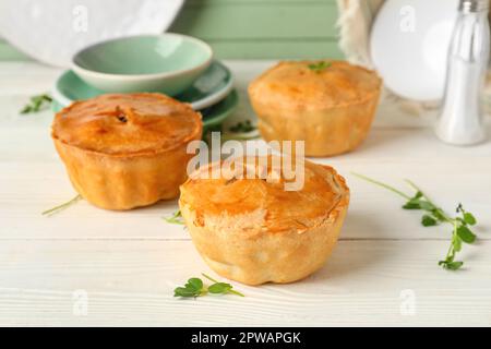 Leckere Fleischpasteten auf dem Tisch Stockfoto