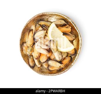 Marinierte Muscheln mit Zitronenscheibe auf weißem Hintergrund Stockfoto