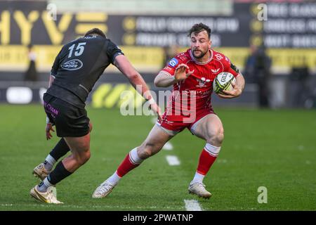 Ryan Conbeer of Scarlets macht beim Halbfinalspiel des European Challenge Cup Llanelli Scarlets vs Glasgow Warriors im Parc y Scarlets, Llanelli, Großbritannien, 29. April 2023 Pause (Foto von Craig Thomas/News Images) Stockfoto