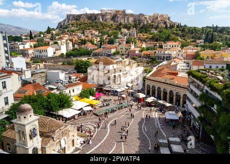 Erhöhte Aussicht auf den Monastiraki-Platz in Athen mit Blick auf die Akropolis im Hintergrund. Athen, Griechenland Stockfoto