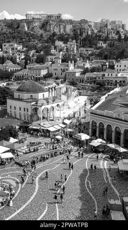 Erhöhte Aussicht auf den Monastiraki-Platz in Athen mit Blick auf die Akropolis im Hintergrund. Athen, Griechenland Stockfoto