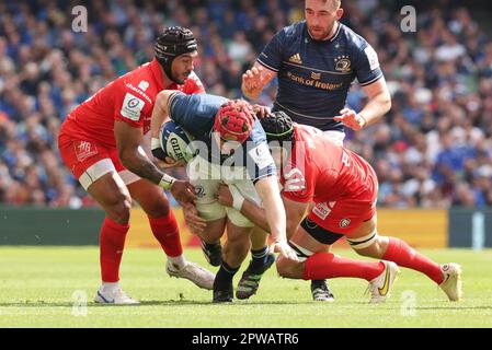 Josh van der Flier von Leinster im Halbfinalspiel des Heineken European Champions Cup im Aviva Stadium, Dublin, gegen Pita Ahki und Francois Cros von Toulouse. Foto: Samstag, 29. April 2023. Stockfoto