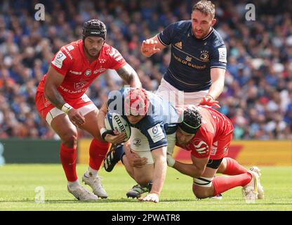 Josh van der Flier von Leinster im Halbfinalspiel des Heineken European Champions Cup im Aviva Stadium, Dublin, gegen Pita Ahki und Francois Cros von Toulouse. Foto: Samstag, 29. April 2023. Stockfoto