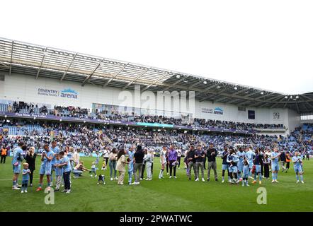 Die Spieler von Coventry City loben die Fans, die nach dem Sky Bet Championship-Spiel in der Coventry Building Society Arena in Coventry auf dem Spielfeld umherlaufen. Foto: Samstag, 29. April 2023. Stockfoto