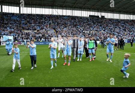 Die Spieler von Coventry City loben die Fans, die nach dem Sky Bet Championship-Spiel in der Coventry Building Society Arena in Coventry auf dem Spielfeld umherlaufen. Foto: Samstag, 29. April 2023. Stockfoto