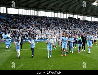 Die Spieler von Coventry City loben die Fans, die nach dem Sky Bet Championship-Spiel in der Coventry Building Society Arena in Coventry auf dem Spielfeld umherlaufen. Foto: Samstag, 29. April 2023. Stockfoto