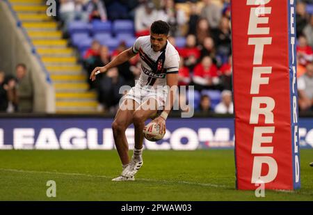 Der englische Kai Pearce-Paul holt sich während des internationalen Fußballspiels für Männer in der Saison im Halliwell Jones Stadium in Warrington einen Versuch. Foto: Samstag, 29. April 2023. Stockfoto