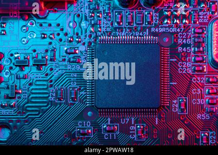 Digitaler Mikroprozessor. Leiterplatte der Computersteuerung, Haupteinheit, elektronische Chips mit Datensignalspur. Stockfoto