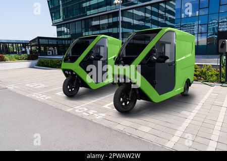 Elektrische Dreirad-Roller auf einem Parkplatz für leichte LEV-Elektrofahrzeuge. Stockfoto