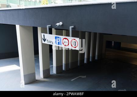 Eingang zur Tiefgarage. Hochwertiges Foto Stockfoto
