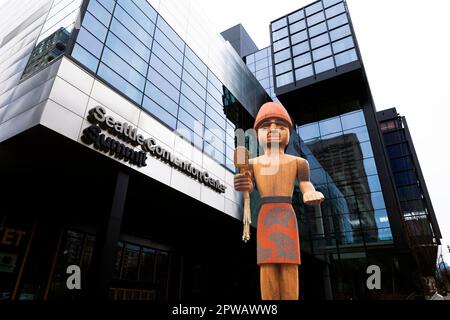 WA24303-00...WASHINGTON - Mowitch man geschnitzt von Andrea Wilber-Sigo vom Squaxin Island Stamm, Seattle Convention Center. Stockfoto