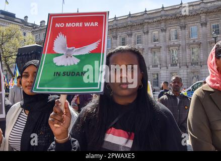 London, Großbritannien. 29. April 2023 Demonstranten versammelten sich in Whitehall und forderten ein Ende des Krieges im Sudan. Kredit: Vuk Valcic/Alamy Live News Stockfoto