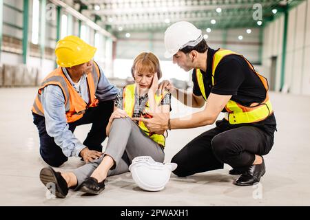 Leitende Ingenieurin wird ohnmächtig krankes Gesundheitsproblem Unfall am Arbeitsplatz Teammitarbeiter, die Unterstützung leisten Stockfoto