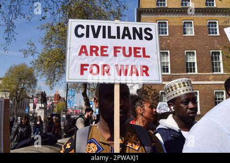 London, Großbritannien. 29. April 2023 Demonstranten versammelten sich in Whitehall und forderten ein Ende des Krieges im Sudan. Kredit: Vuk Valcic/Alamy Live News Stockfoto